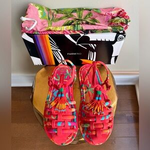 NWT Farm Rio Tropical Tube Strap Sandal Size 10, with box and dust bag